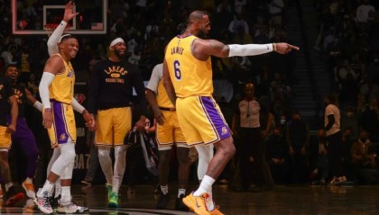  篮网三巨头合体首战，主场大胜尼克斯  